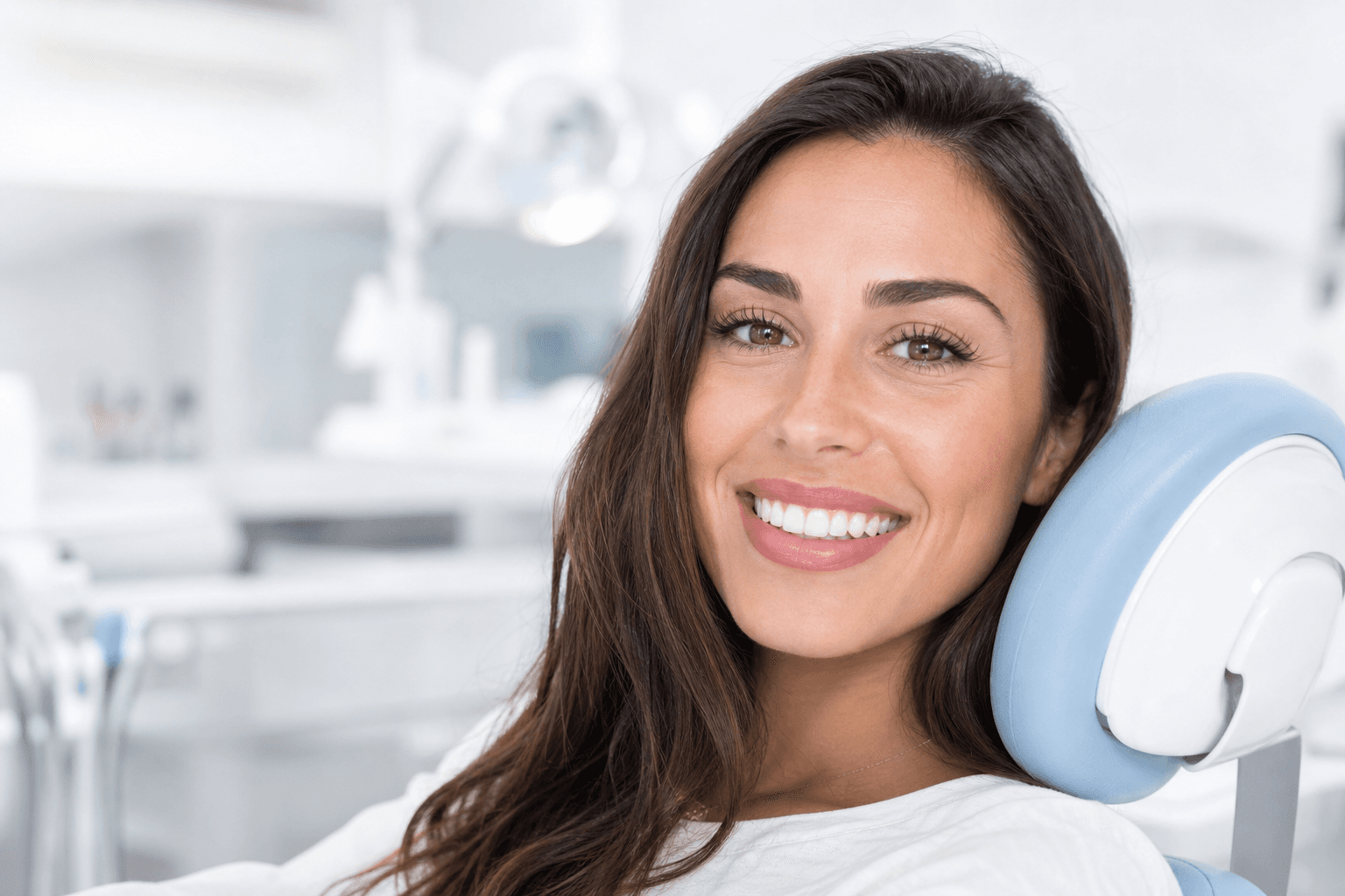 Sorriso luminoso dopo trattamento con faccette dentali