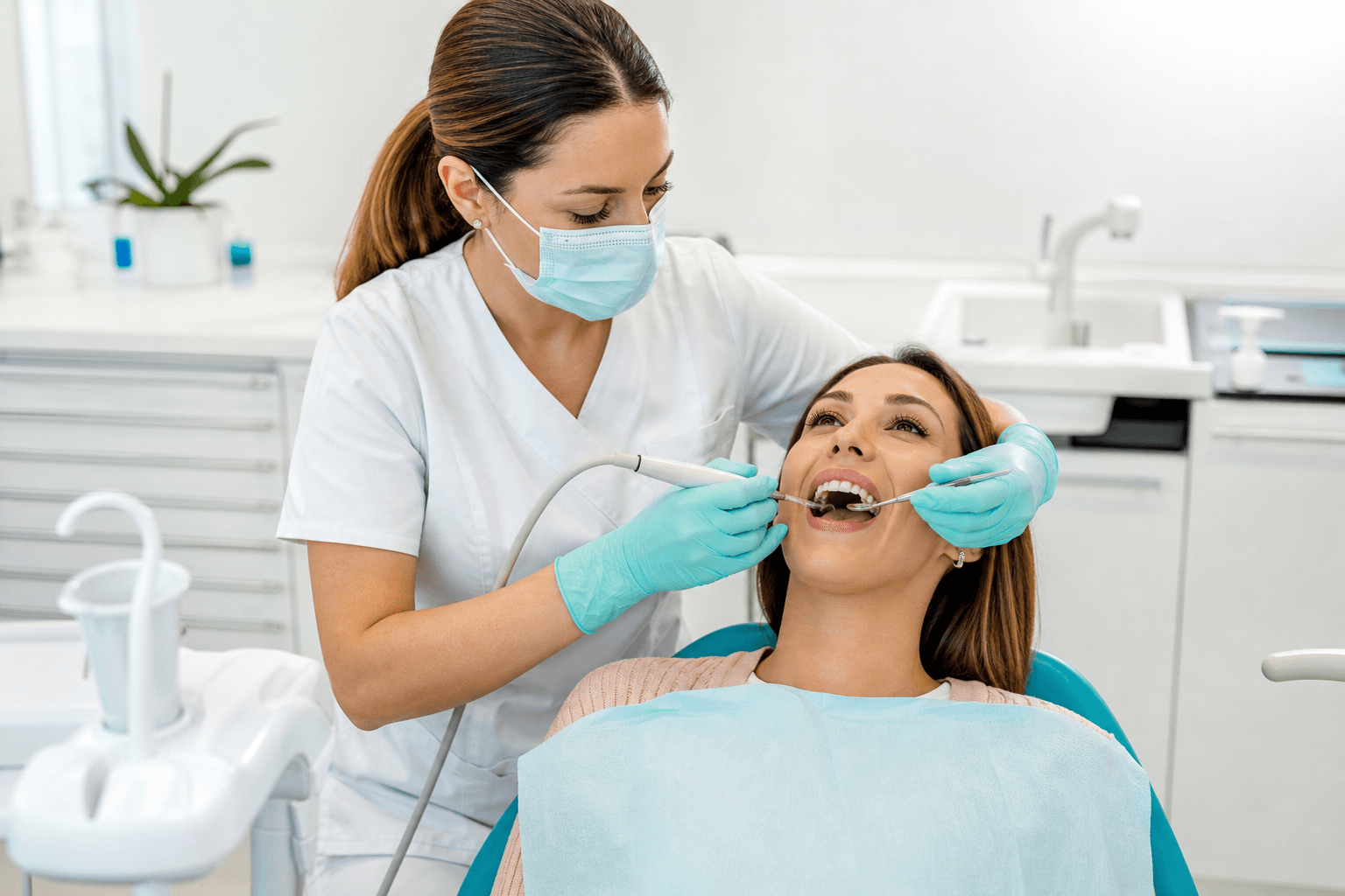 Seduta di igiene professionale in clinica