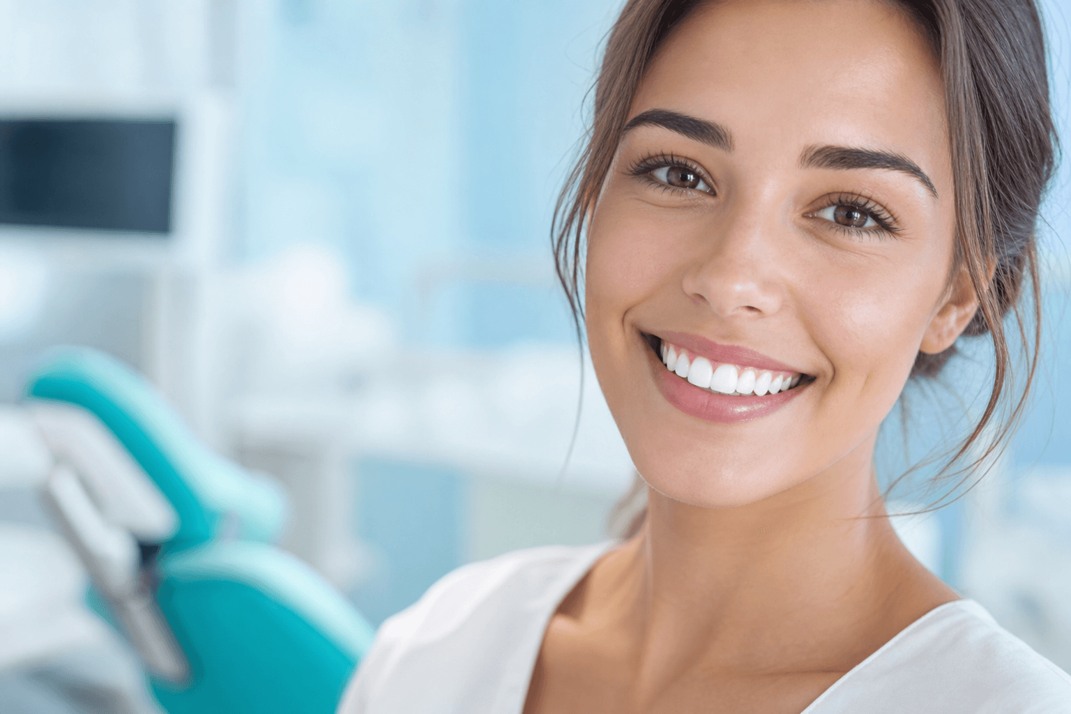 Sorriso naturale e luminoso dopo trattamento con faccette dentali
